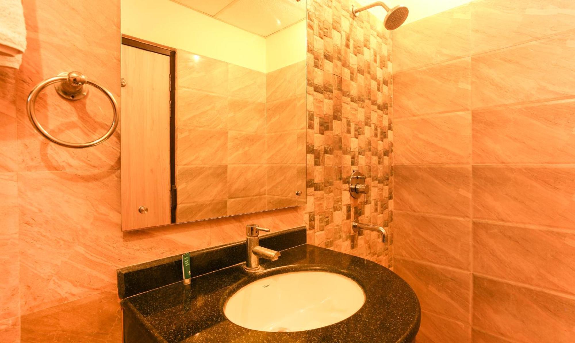 Hotel Janki International 3 Km From Kashi Vishwanath Temple Free Pickup From Railway Station 瓦拉纳西 外观 照片