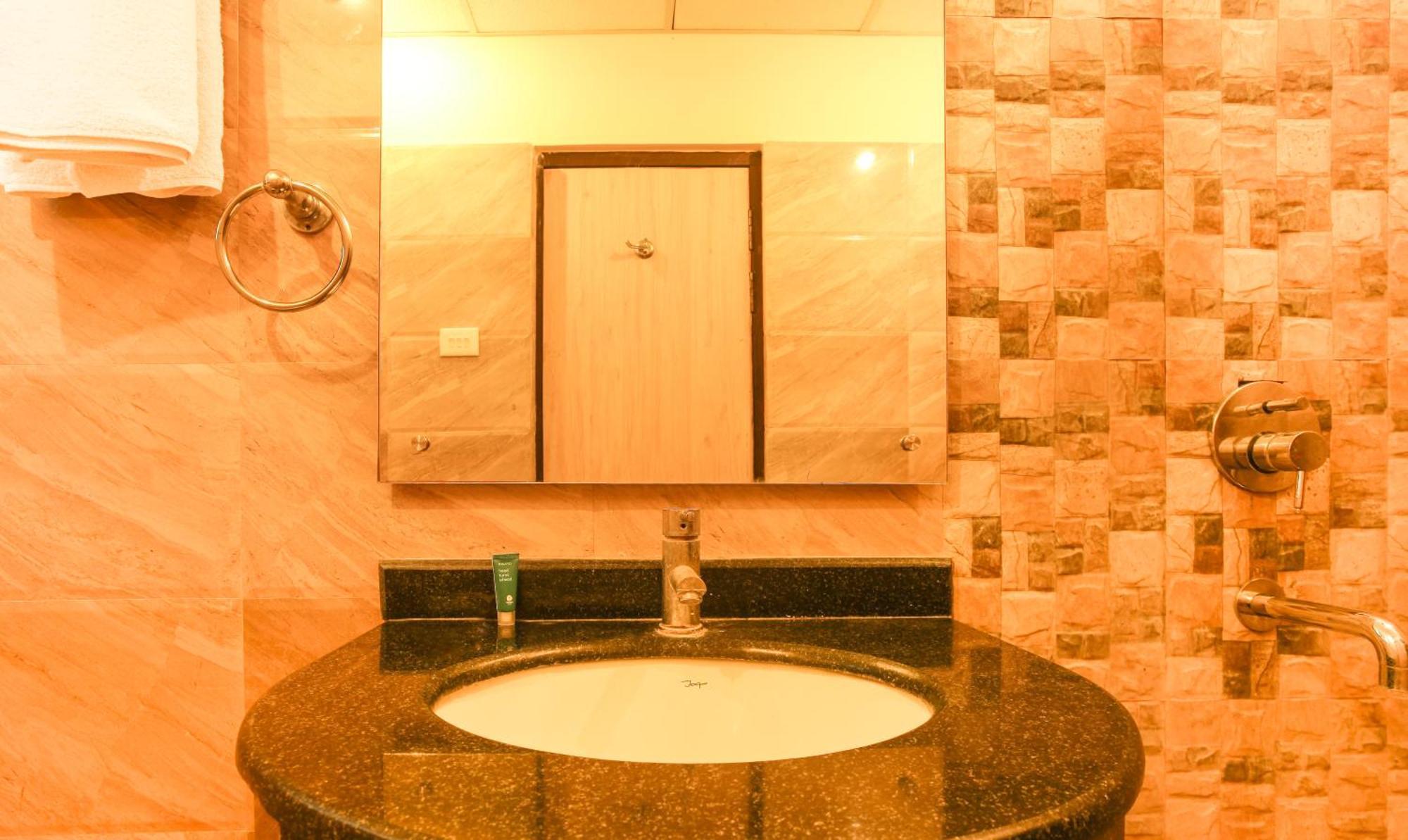 Hotel Janki International 3 Km From Kashi Vishwanath Temple Free Pickup From Railway Station 瓦拉纳西 外观 照片