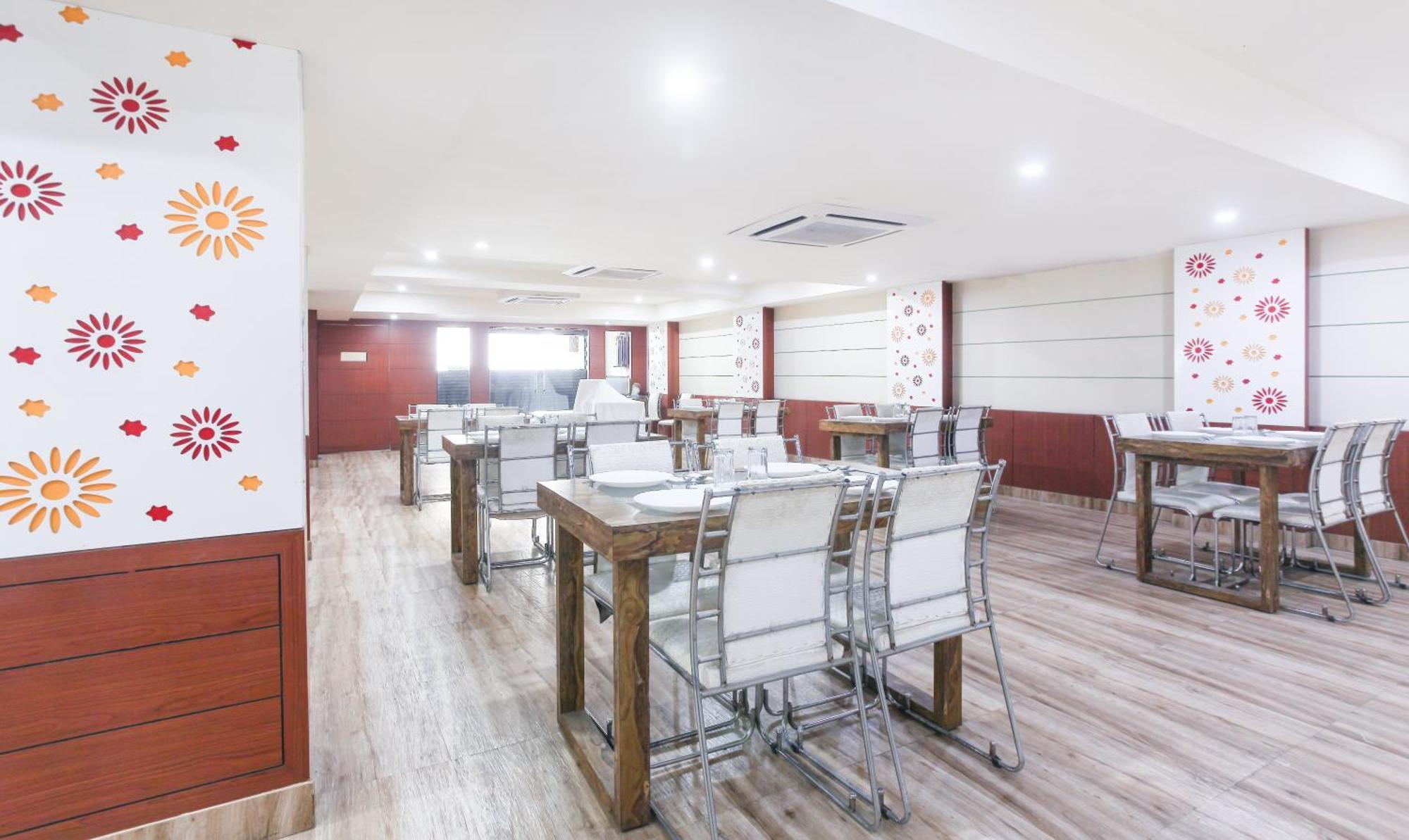 Hotel Janki International 3 Km From Kashi Vishwanath Temple Free Pickup From Railway Station 瓦拉纳西 外观 照片