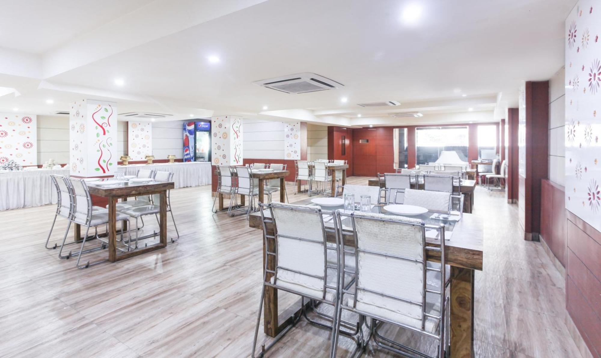 Hotel Janki International 3 Km From Kashi Vishwanath Temple Free Pickup From Railway Station 瓦拉纳西 外观 照片